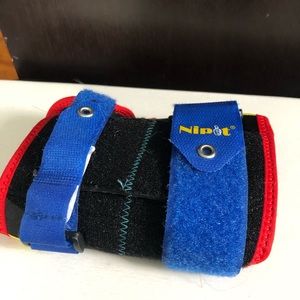 Nipit anti-thumb sucking device